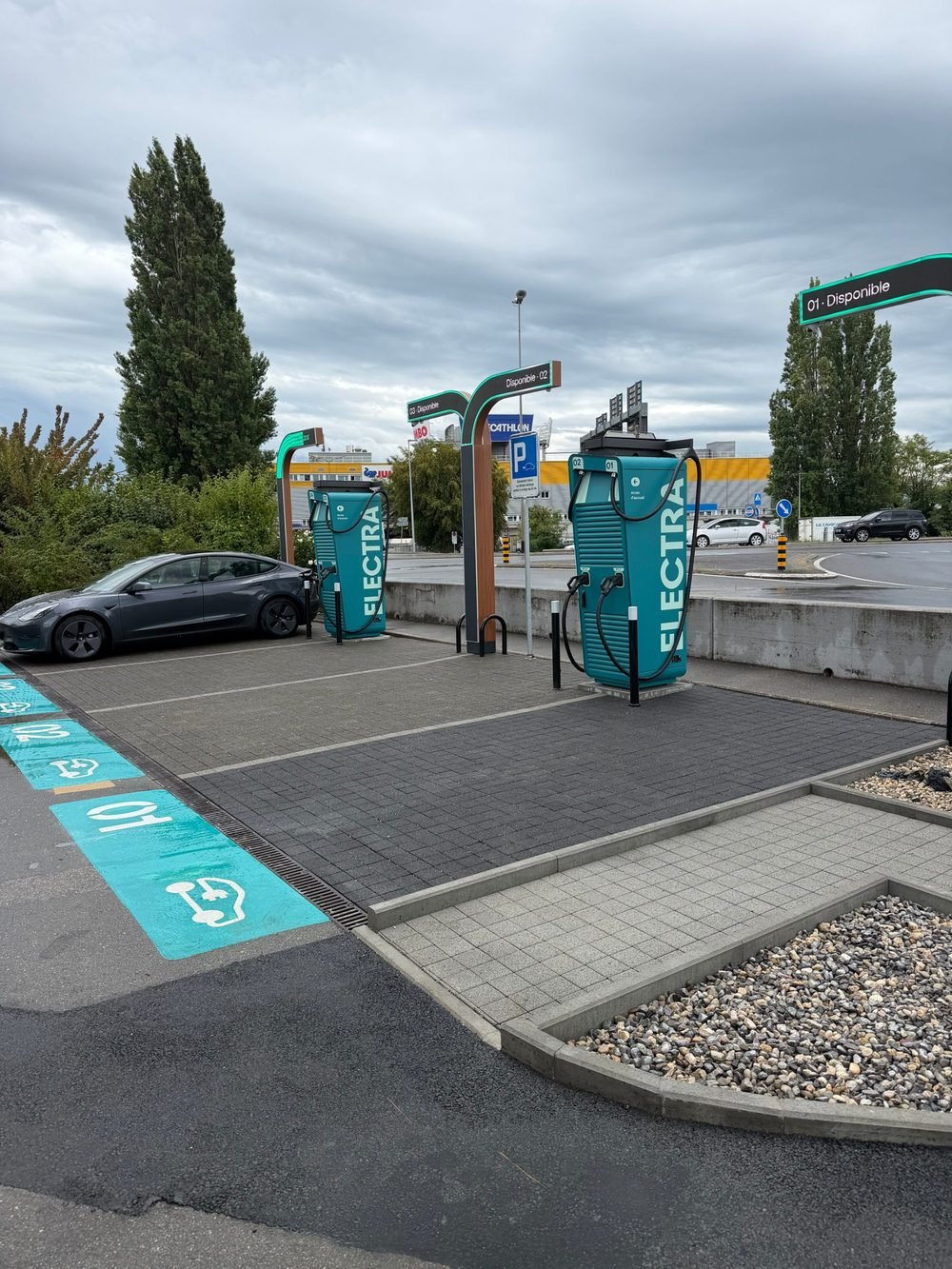 Bornes de recharge électrique installées sur le parking terminé