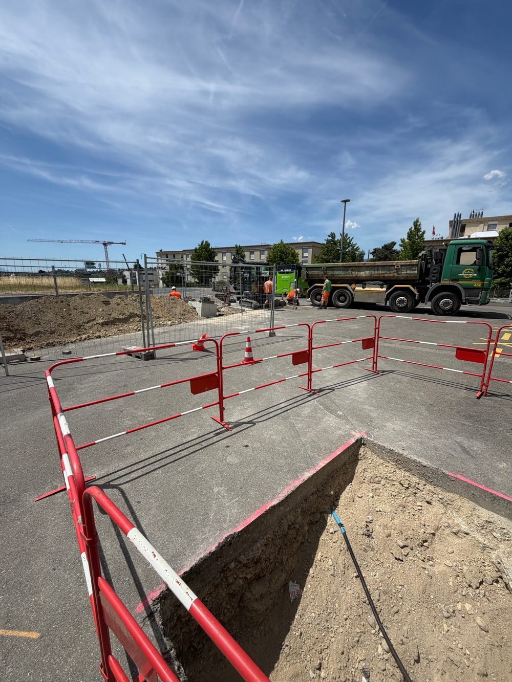 Excavation et barrières de sécurité au début du chantier