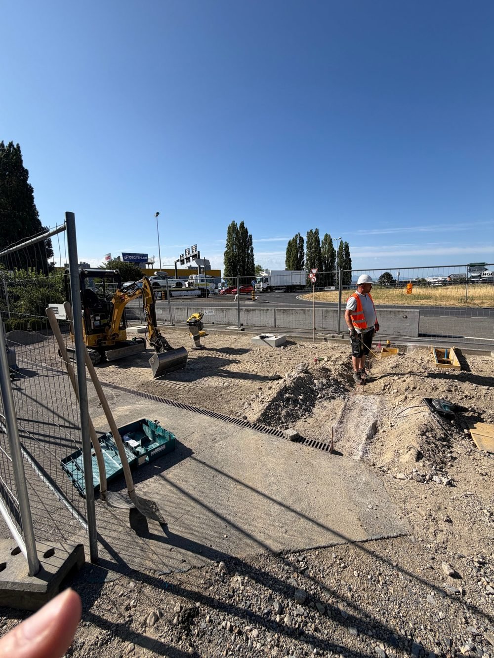 Ouvrier sur le chantier pendant les travaux