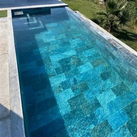 Piscine réalisée, bassin et margelles en pierre